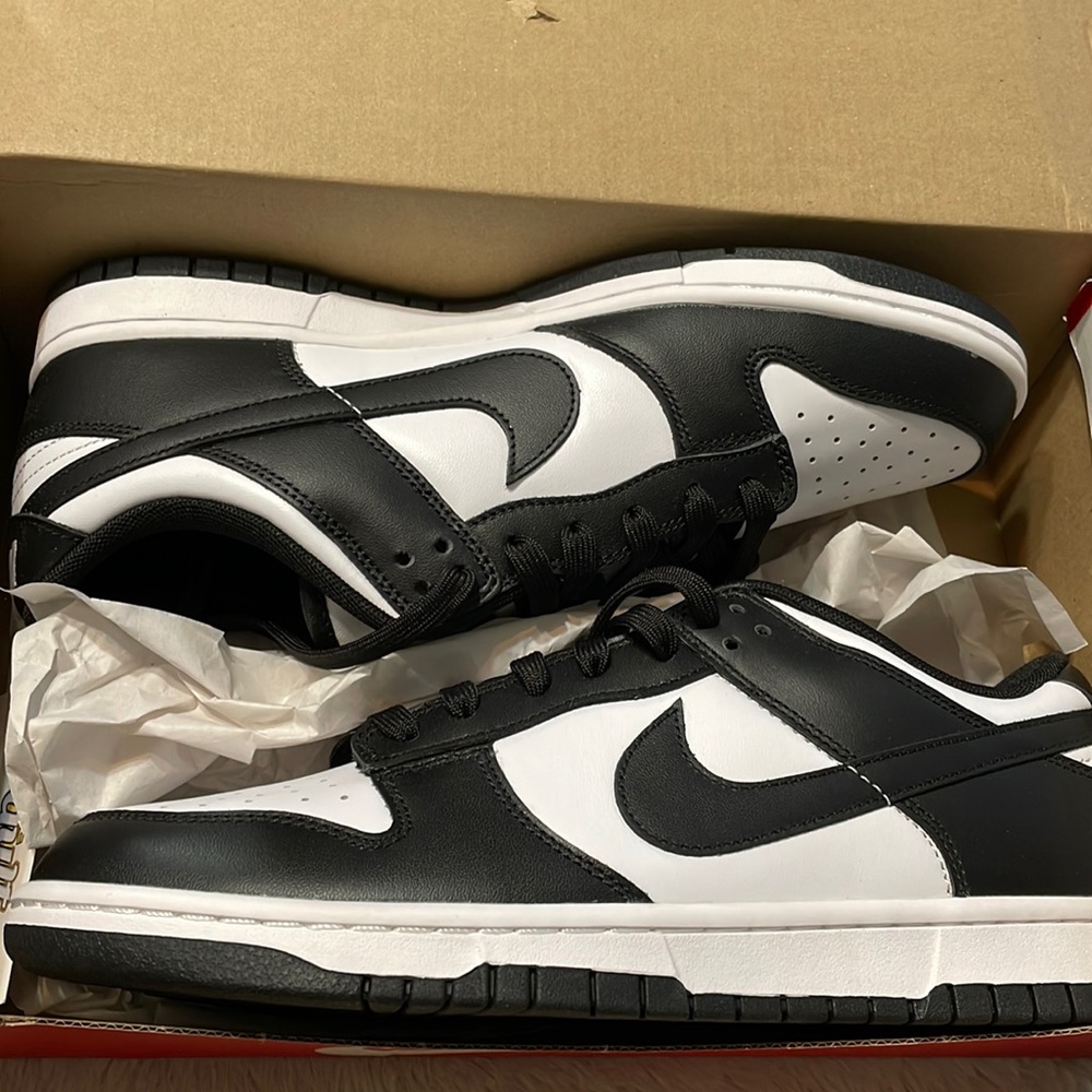 Black n white Dunks size 9